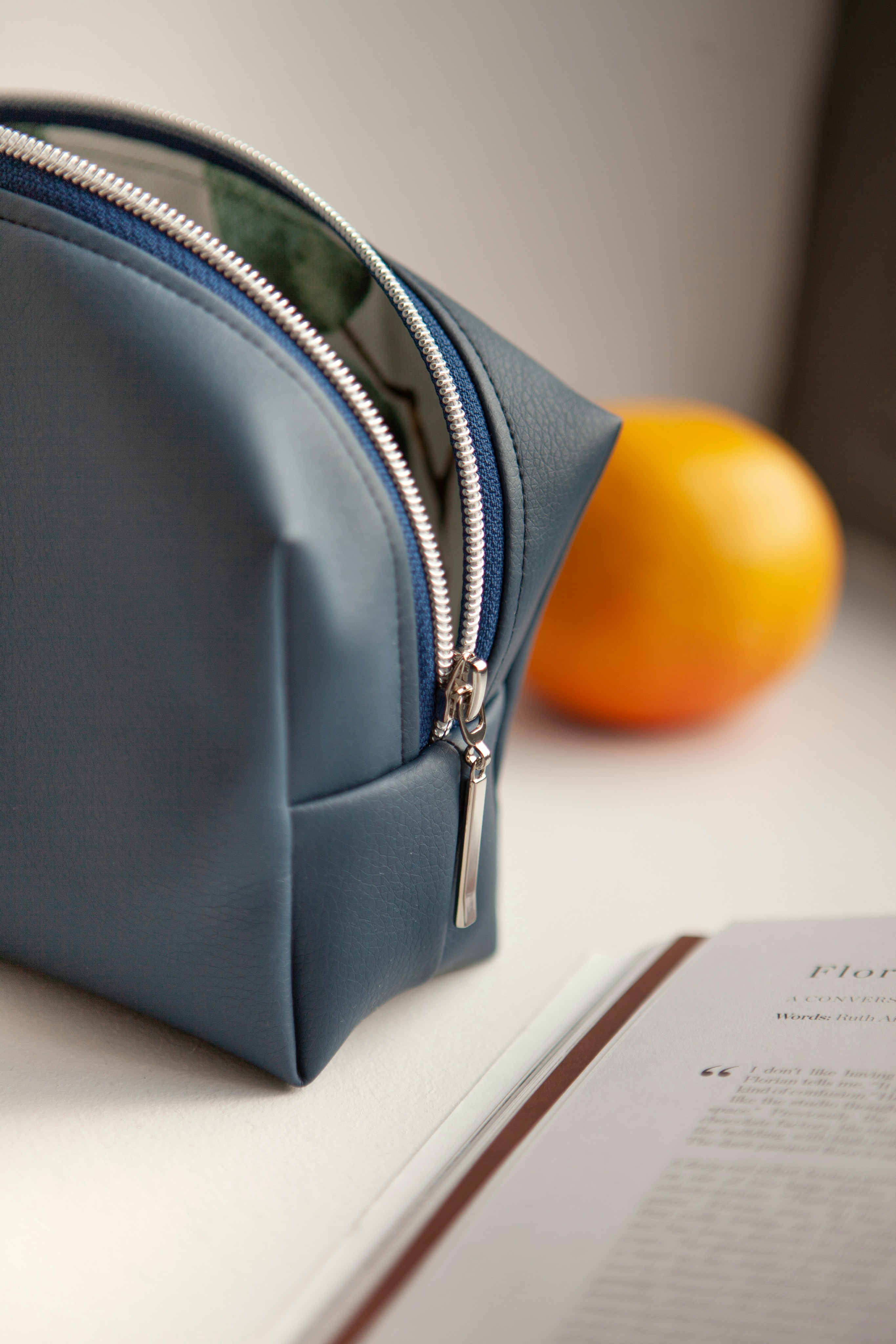 Pochette zippée en cuir marine